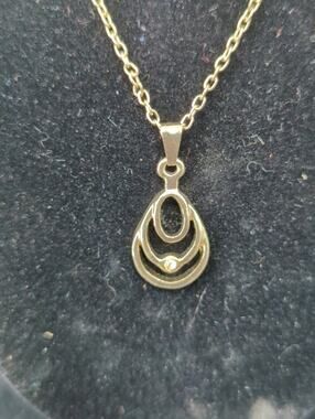 Vintage Gold Tone Openwork Tear Drop Pendant Necklace Delicate Chain Accent